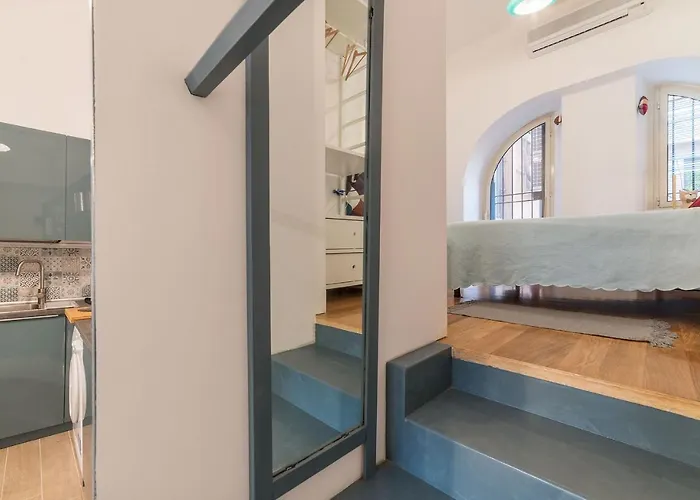 Monti Artistic Flat